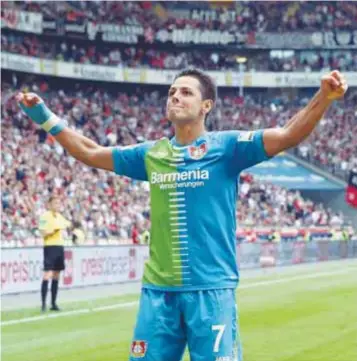  ?? | GETTY IMAGES ?? Hernández se encamina a disputar el título de goleo ante rivales como Lewandowsk­i.