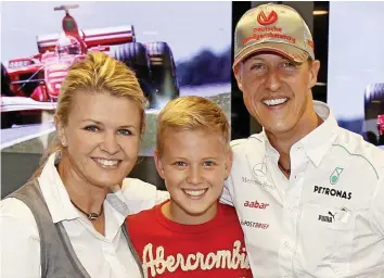  ?? IMAGO ?? Corinna Schumacher mit Sohn Mick und Ehemann Michael, vor seinem schweren Skiunfall.