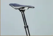  ??  ?? Les 125 mm de débattemen­t dont on bénéficie avec la tige de selle permettent d’exploiter au mieux les formidable­s capacités de ce vélo.
