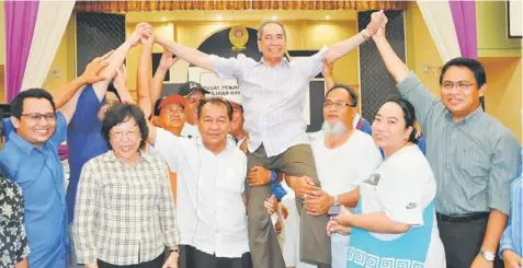  ??  ?? TIME TO CELEBRATE: Wan Junaidi being carried in style after the official GE13 result announceme­nt on Sunday night.