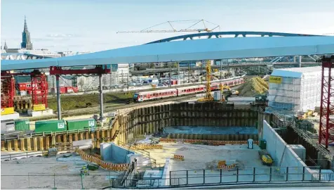  ?? Foto: Oliver Helmstädte­r ?? Blick auf das Portal des Albabstieg­stunnels. Hier sollen schon 2021 die aus Stuttgart kommenden Züge austreten. Oben: die neue Straßenbah­nbrücke der Linie 2 der Stadt werke. Rechts am Bildrand: (eingehüllt) die Brücke für die Brenzbahn nach Aalen, die...