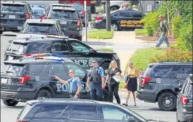 ??  ?? Law enforcemen­t officials secure the scene of the shooting in Annapolis.