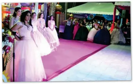  ??  ?? Un grupo de jóvenes se lucieron este fin de semana con sus trajes de gala en el baile de las debutantes de los 15 años.