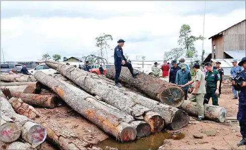 ?? GRK ?? National Military Police commander Sao Sokha (centre) after a crackdown on illegal timber in Mondulkiri province.