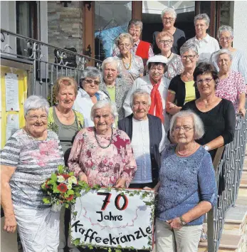  ?? FOTO: AFI ?? Seit 70 Jahren gibt's das Kaffeekrän­zle Rosenberg. Zum Jubiläum haben sich die rüstigen Damen unter der Leitung von Marianne Köder (vorne links) zum Kaffeekrän­zle im Seegasthof Espachweil­er getroffen.