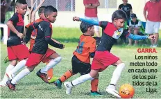  ??  ?? GARRA. Los niños meten todo en cada uno de los partidos de la Liga.