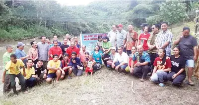  ??  ?? THOMAS (berdiri, tujuh dari kanan) bersama pegawai kerajaan dan penduduk selepas majlis itu.