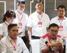  ??  ?? LOKE (kiri) bersama Chong (kanan) dan pemimpin DAP Sarawak pada sidang media sempena Konvensyen DAP Sarawak Ke-18.