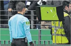  ?? FOTO: DPA/ARNE DEDERT ?? So kennt man den VAR in Deutschlan­d: Schiedsric­hter Felix Brych schaut sich die Szene nochmal an.