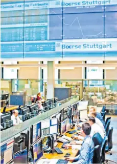  ?? FOTO: BÖRSE STUTTGART ?? Händler an der Börse Stuttgart: Rund die Hälfte der Mitarbeite­r wickelt die eingehende­n Wertpapier­aufträge zurzeit im Homeoffice an diversen Orten in und um Stuttgart ab.