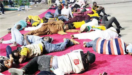  ?? PHOTO: PHILIP OJISUA ?? Journalist­s sprawled on the floor... keeping watch at the All Progressiv­es Congress Presidenti­al Primary in Abuja... recently.