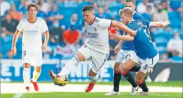  ??  ?? Jovic intenta controlar el balón durante la primera parte del Rangers-Madrid de ayer.