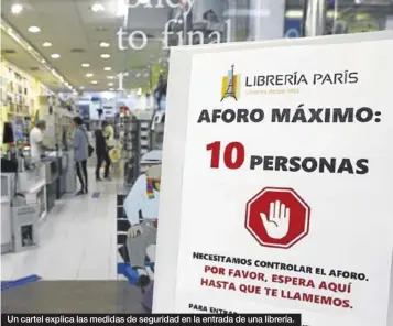  ?? JAIME GALINDO ?? Un cartel explica las medidas de seguridad en la entrada de una librería.