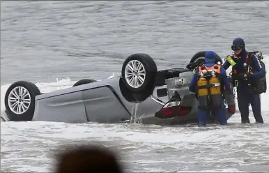  ??  ?? Pendant de longues minutes, les plongeurs ont procédé à des vérificati­ons sur la voiture des victimes.
