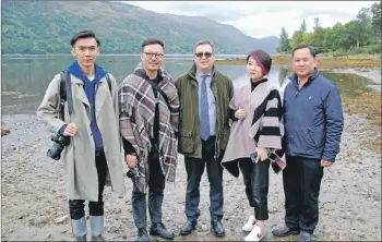  ?? 06_a38LFO_Chinese21 ?? Pictured on the Loch Fyne shore at the oyster farm are, from left, Wu Yu Lin, Ya Shu, Richard Hunt-Smith, Qui Qui and Daniel Ho.