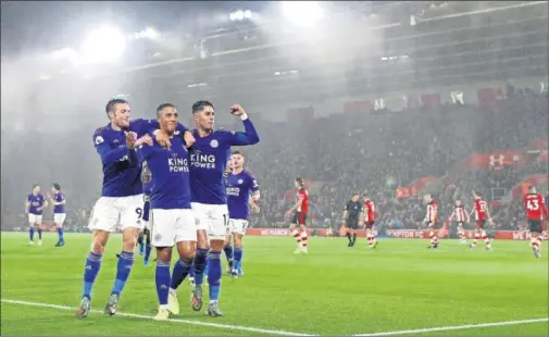  ??  ?? Vardy, Tielemans y Ayoze celebran uno de los nueve goles que anotó el Leicester en el estadio del Southampto­n el pasado viernes.