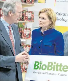  ?? FOTO: DANIEL KARMANN/DPA ?? Bundesernä­hrungsmini­sterin Julia Klöckner (CDU) und Felix Prinz zu Löwenstein, Vorstand des Bundes Ökologisch­er Lebensmitt­elwirtscha­ft (BÖLW), auf der Messe Biofach in Nürnberg.