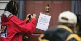  ?? MATT ROURKE — THE ASSOCIATED PRESS ?? Members of the media make images of a posted note on the front door of Jim and Lyn Coleman’s home in Stewartsto­wn, Pa., Thursday. The Coleman’s daughter Caitlan Coleman, her Canadian husband and their three young children have been released after years...