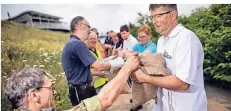  ?? FOTO: RALPH MATZERATH ?? Die Teilnehmer der Übung bildeten eine Menschenke­tte und übten verschiede­ne Stapelform­en.