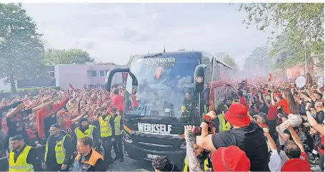  ?? FOTO: MISERIUS ?? Stürmische­r Empfang: Die Fans umringten den Werkself-Bus auf dem Weg zum Stadion.