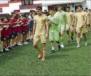  ?? FOTO: FUTBOLBALE­AR ?? El San Francisco
Le hizo el pasillo de campeón al Barcelona