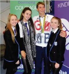  ??  ?? Pleased to meet you Swimmer Stephen with Carluke High pupils