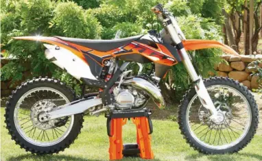  ??  ?? Placez la 150 SX à côté de la 125, vous ne trouverez pas de différence. Seul le haut moteur est retouché pour une moto plus puissante et coupleuse tout en étant aussi joueuse, cool !