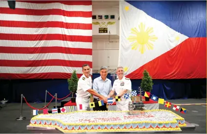  ?? AP FOTO ?? PRESIDENT RODRIGO DUTERTE WELCOME: US and Philippine­s military officials meet in a reception rite for the USS Theodore Roosevelt US navy ship now anchored off Manila Bay.