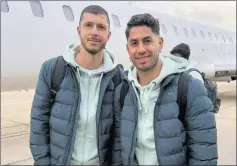  ?? ?? Guido Rodríguez y Ayoze Pérez posan antes de viajar a Madrid.