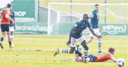  ?? LOERNZO CORDERO ?? Samu Gomís se lleva el balón ante un jugador del Cerdanyola en el partido de la primera vuelta en el Príncipe Felipe.