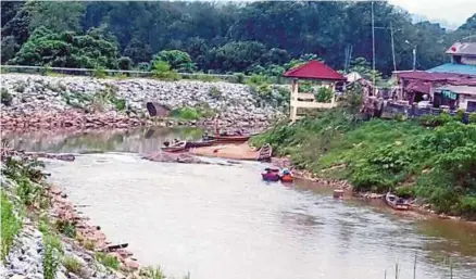  ?? [FOTO KAMAL MAJID/BH] ?? Kawasan pangkalan haram Pohon Rambutan, Jeli yang dipisahkan dengan Sungai Golok dipercayai menjadi laluan penyeludup berikutan penutupan pangkalan haram sepanjang Sungai Golok.