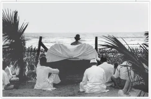  ?? NATIONAL GANDHI MUSEUM ?? Gandhi at a ■ prayer meeting at Mumbai’s Juhu beach, May 1944. MS Golwalkar of the RSS, who met Mahatma Gandhi in September 1947. HT ARCHIVE