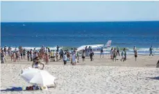  ?? FOTO: DPA ?? Tödliche Notlandung: die Cessna 152 am Strand von São João da Caparica bei Lissabon.