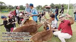  ??  ?? PENGUNJUNG berpeluang memberikan umpan kepada rusa yang diternak di UPM.