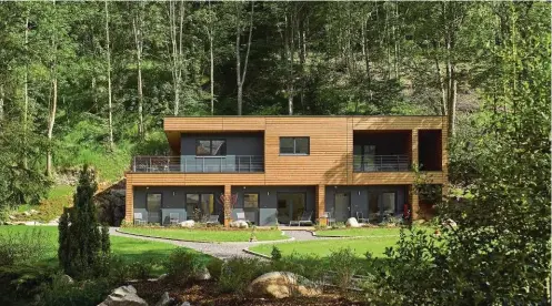  ??  ?? Au vert. Aussi à l’aise en ville que dans la nature, les maisons préfabriqu­ées se prêtent à toutes les configurat­ions, y compris en version XXL. Réalisatio­n Booa.