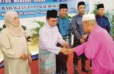  ??  ?? MOHD Shafie menyampaik­an sumbangan kepada golongan fakir miskin, asnaf dan ibu tunggal serta anak-anak yatim di Masjid Al-Kauthar di Tawau.