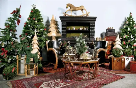  ??  ?? ART OF LIVING Balancing colour, gilded elements and season-specific motifs is the key to a good Xmas design