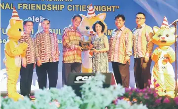  ??  ?? Abdul Karim (fourth left) presenting a souvenir to a representa­tive from one of the performing troupes on Saturday. Also seen are Mohamad Taufik (third right), Hilmy (third left) and other MBKS councillor­s.