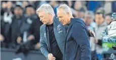  ?? FOTO: WIGGLESWOR­TH/DPA ?? West Hams Manager David Moyes (li.) mit Christian Streich.