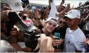  ??  ?? Voisines sur la pit lane, les écuries Mercedes et Ferrari ont donné l’occasion aux supporters de chaque camp de se chambrer. Accueilli par les applaudiss­ements de ses supporters, Vettel (en haut à droite) a été gentiment hué par les proHamilto­n (à gauche) .Et vice-versa.