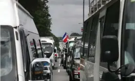  ??  ?? El lunes los buseteros se tiraron a las calles. Sus demandas son muy justas.