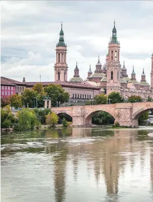  ??  ?? El río Ebro marca el paisaje de Zaragoza, dividiendo la ciudad en dos