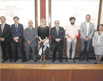  ?? ARTURO GASCÓN ?? Los premiados posan ayer, en la presentaci­ón de los premios, con Manuel Teruel en el centro de la imagen.