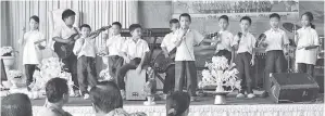  ??  ?? PERSEMBAHA­N Buskers gabungan murid Tahun 3 dan 4 SKPD turut menyerikan majlis persaraan Jonuring.