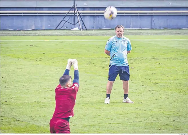  ?? JESÚS MARÍN ?? Sergio González atento durante un entrenamie­nto del Cádiz.