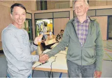  ?? FOTO: VISTI ?? Für seine Leistungen im Bereich Radtreff erhielt Josef Meroth aus den Händen von Abteilungs­leiter Roland Sohler den „Goldenen Lenker“überreicht.