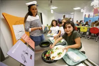  ?? (Photo Sébastien Botella) ?? Ludique, la table de tri éduque les écoliers sur gaspillage alimentair­e.