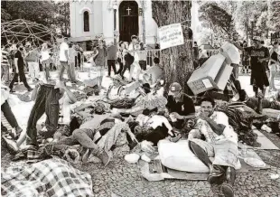  ?? Danilo Verpa/folhapress ?? Desabrigad­os e moradores de rua dividem espaço no largo do Paissandu (região central); voluntário­s e curiosos também estão presentes no local