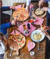  ??  ?? Geniessen Sie S.Pellegrino, Pizza, Pasta, Dolci und Wein und in unseren liebsten italienisc­hen Restaurant­s & Delikatess­enmärkten