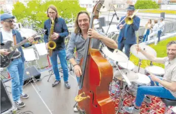  ?? FOTO: LEM ?? Premiere: Das Quintett „Das blaue Krokodil“machte den Auftakt der Livekonzer­t-Reihe „Musik vom Rathausdac­h.“